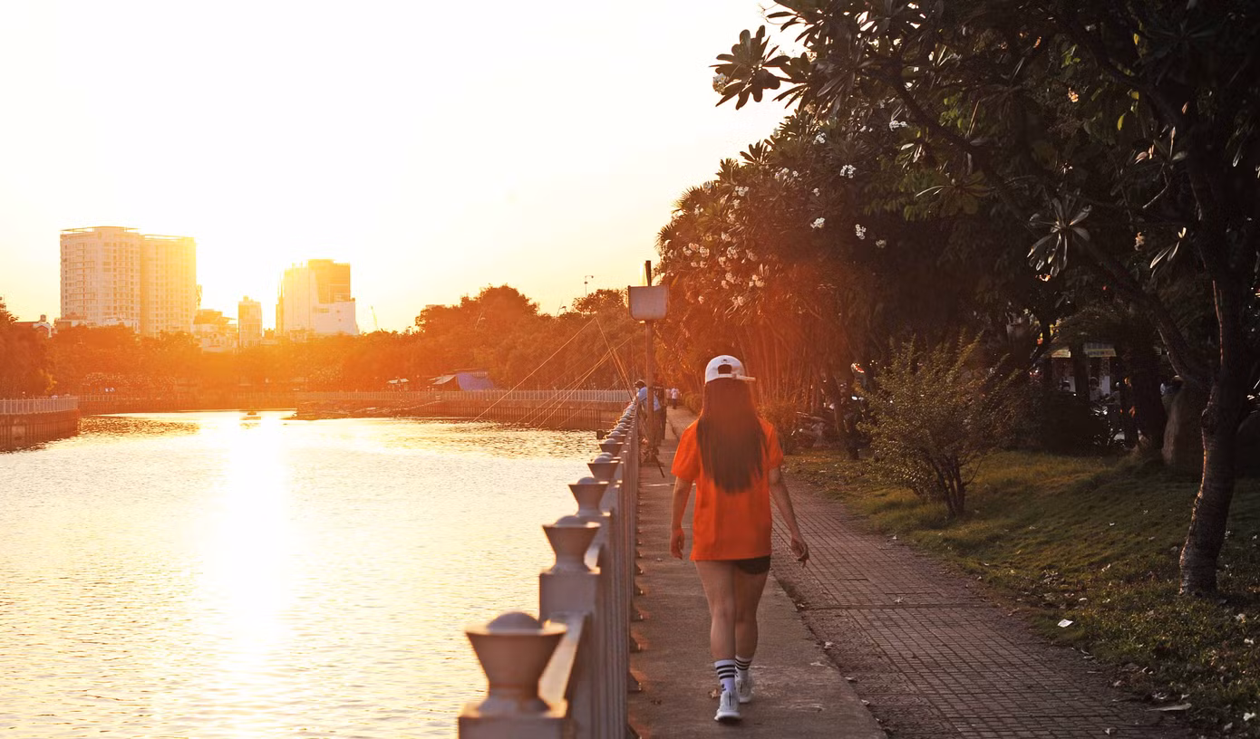 Trong mùi hương hoa sứ dịu nhẹ, người đi bộ hai bên dòng kênh khá tấp nập.