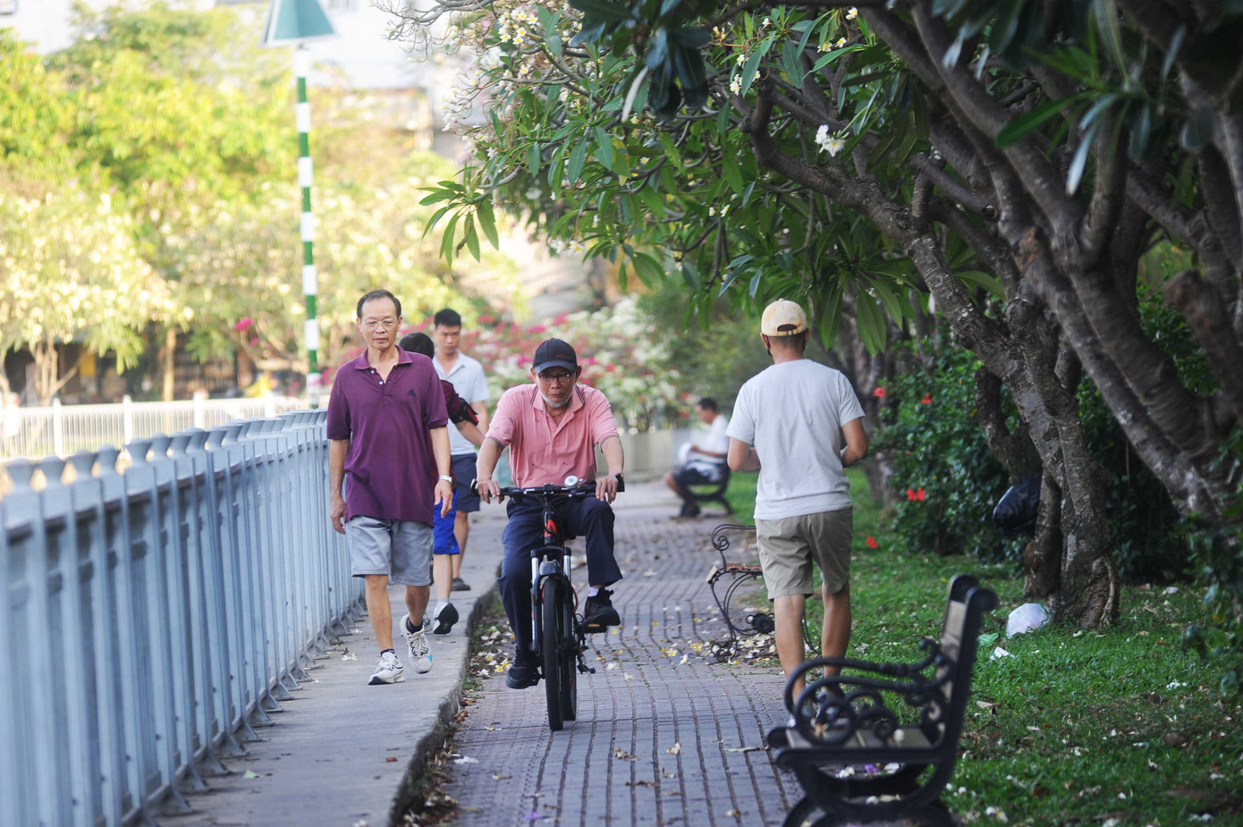 Những người dân sống gần kênh cho biết: Dòng kênh được cải tạo, hai bên trồng hoa, trở thành điểm vui chơi luyện tập thể thao. Phong trào tập thể dục trở nên sôi nổi, ra đời nhiều đội đi bộ, đội chạy các cự ly.