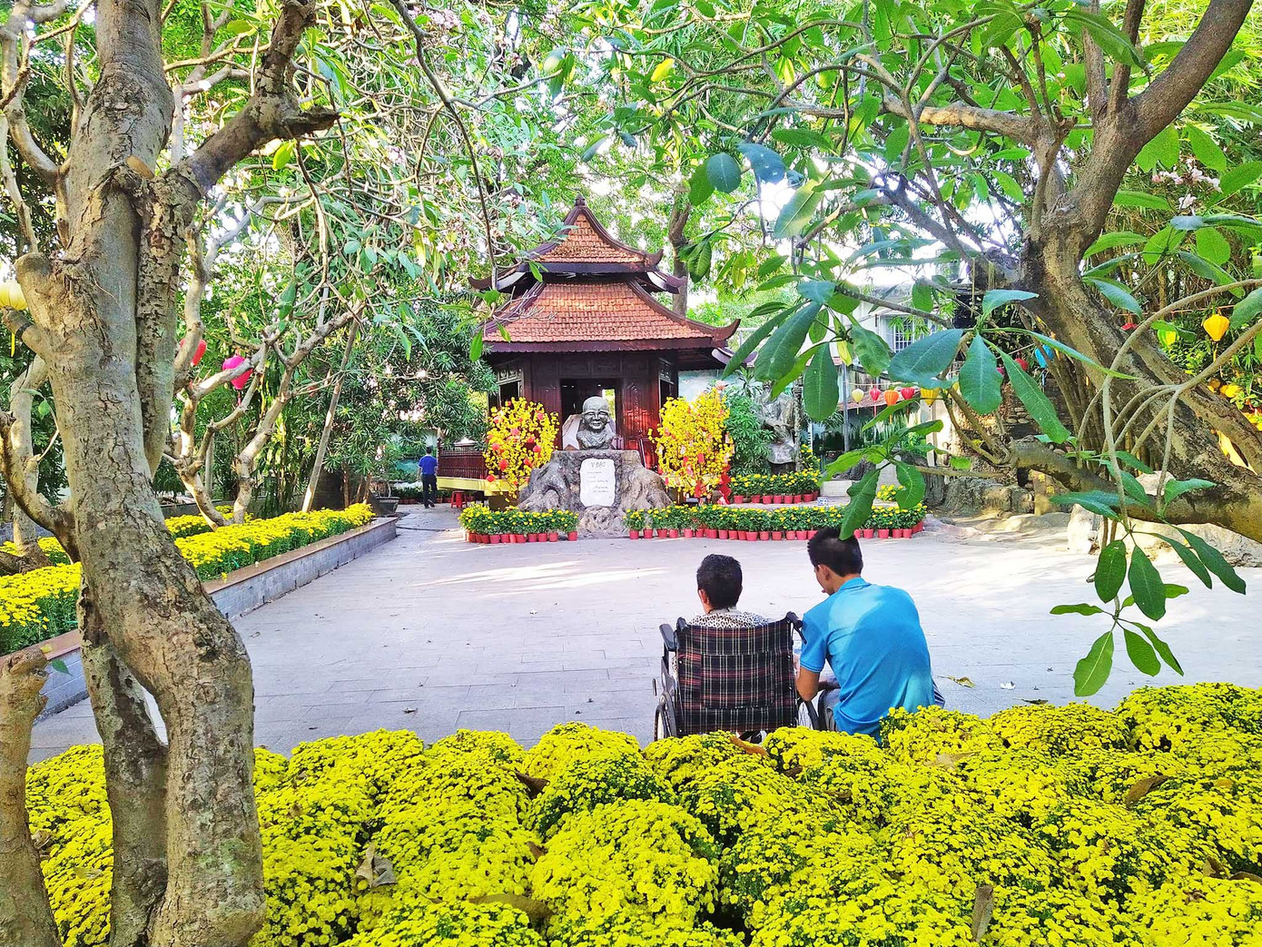 Những bệnh nhân cao tuổi, ngồi xe lăn không có điều kiện đến các chợ hoa, đường hoa có thể tìm thấy không khí Tết cổ truyền ngay nơi mình được điều trị