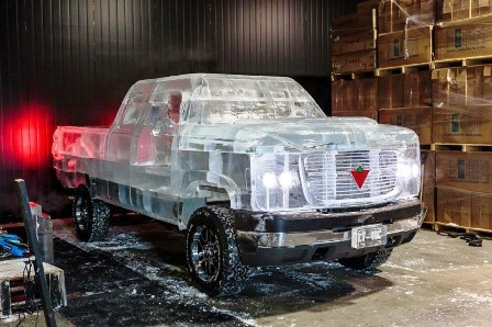 Chiếc ô tô băng ra mắt nhằm mục đích quảng cáo sản phẩm ắc-quy của Canadian Tire về độ bền và khả năng vận hành trong điều kiện mùa đông lạnh buốt ở Canada