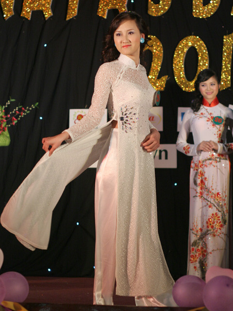 Trong trang phục truyền thống