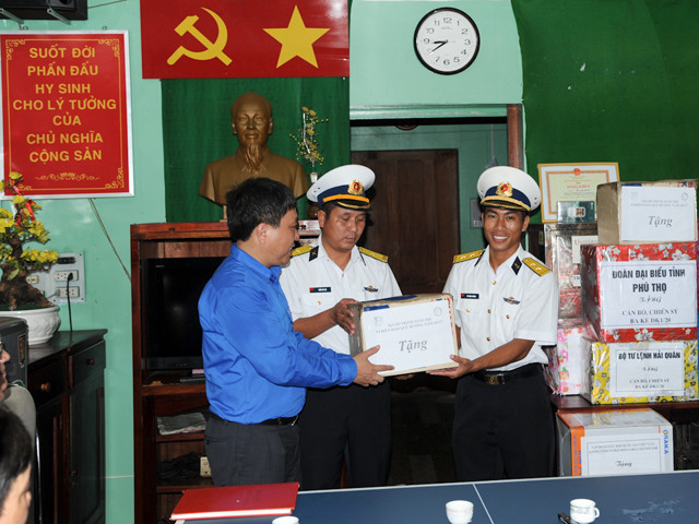 Anh Nguyễn Mạnh Dũng, Bí thư T.Ư Đoàn TNCS HCM đại diện cho Đoàn Hành trình tặng quà các chiến sĩ tại nhà giàn DK1/20. Anh Nguyễn Mạnh Dũng, Bí thư T.Ư Đoàn TNCS HCM đại diện cho Đoàn Hành trình tặng quà các chiến sĩ tại nhà giàn DK1/20