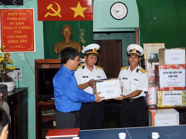 Anh Nguyễn Mạnh Dũng, Bí thư T.Ư Đoàn TNCS HCM đại diện cho Đoàn Hành trình tặng quà các chiến sĩ tại nhà giàn DK1/20