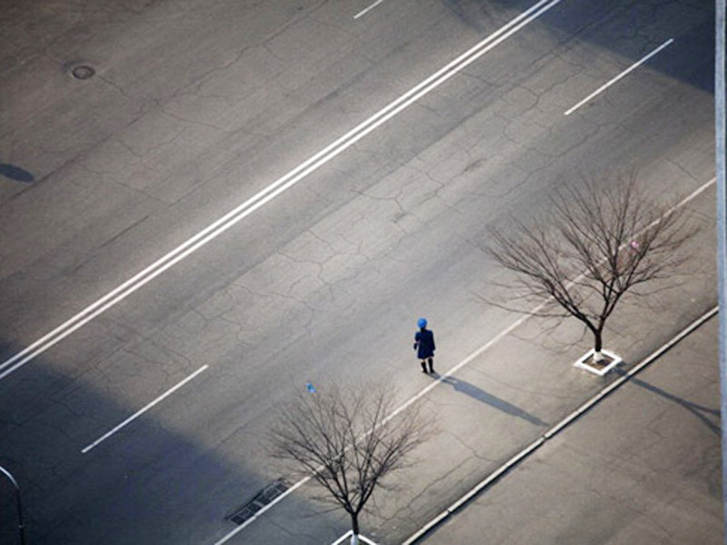 Một cảnh sát giao thông đứng trên con đường vắng vẻ