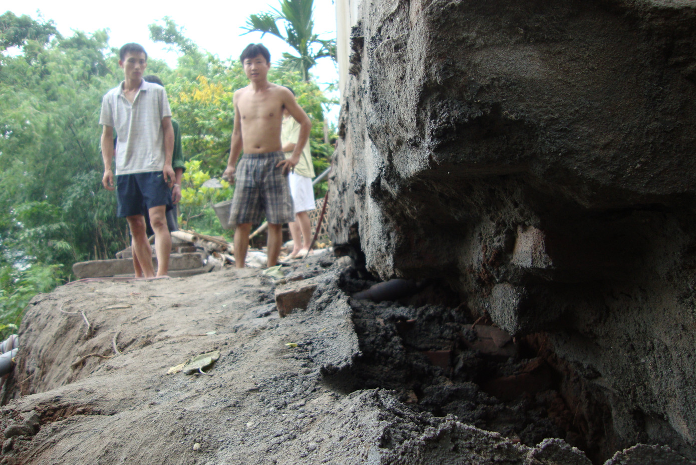Căn nhà anh Phương đang chờ ụp xuống sông
