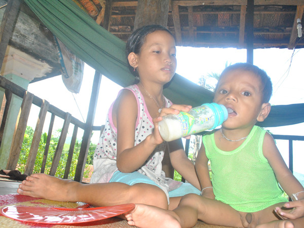 Bây giờ chỉ còn hai chị em Rên và Ry ở nhà