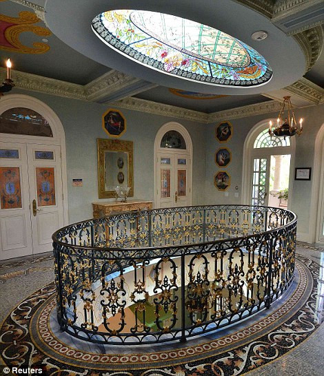 Giữa nhà là không gian rộng có giếng trời đón ánh sáng. Ảnh: Reuters