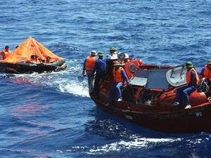 Các chiến sĩ hải quân Việt Nam cứu sống 9 người nước ngoài trôi dạt trên biển. Nguồn: Trọng Đức(TTXVN)