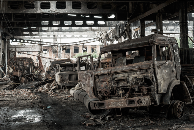 Các xe quân sự bị phá huỷ sau một cuộc tấn công bằng pháo HIMARS vào Kharkov ngày 26/9. (Ảnh: Getty) Các xe quân sự bị phá huỷ sau một cuộc tấn công bằng pháo HIMARS vào Kharkov ngày 26/9. (Ảnh: Getty)