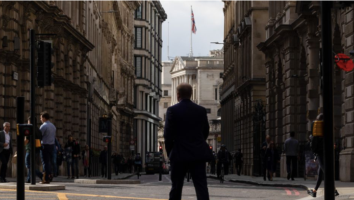 Một người đi bộ gần Ngân hàng Trung ương Anh ngày 3/10. (Ảnh: Bloomberg) Một người đi bộ gần Ngân hàng Trung ương Anh ngày 3/10. (Ảnh: Bloomberg)