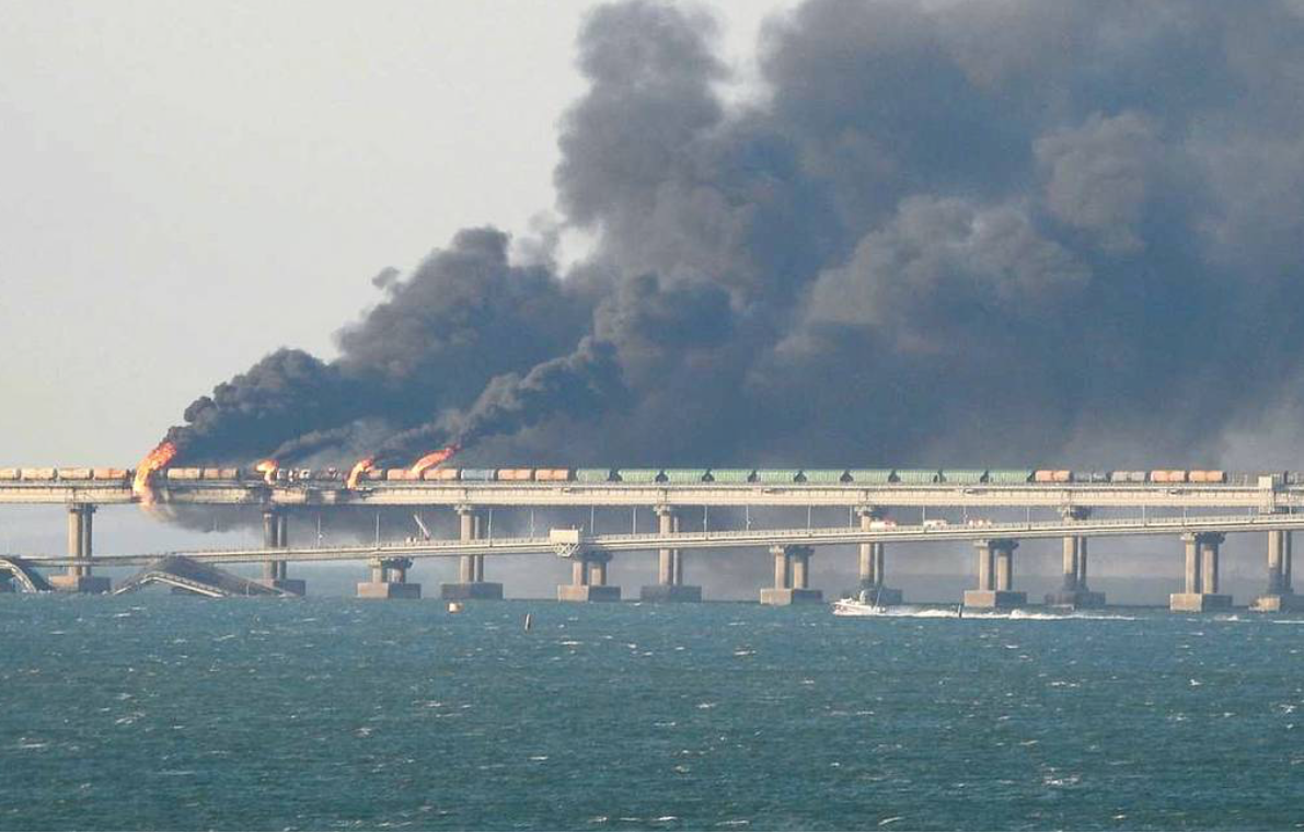 Cầu Kerch bị tấn công ngày 8/10. (Ảnh: Tass)