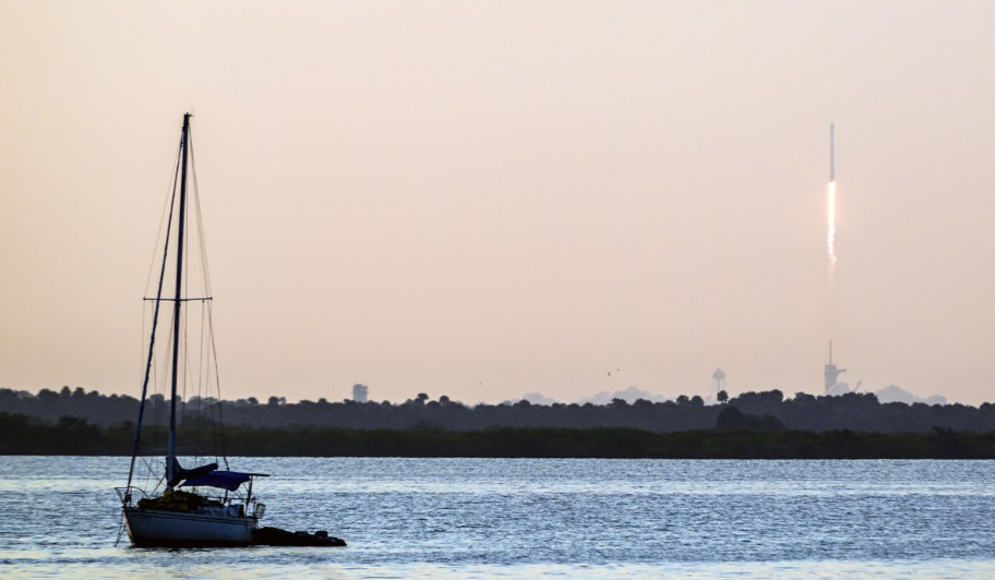 Một tên lửa của SpaceX đưa 53 vệ tinh Starlink lên quỹ đạo ngày 18/5/2022. (Ảnh: Reuters) Một tên lửa của SpaceX đưa 53 vệ tinh Starlink lên quỹ đạo ngày 18/5/2022. (Ảnh: Reuters)