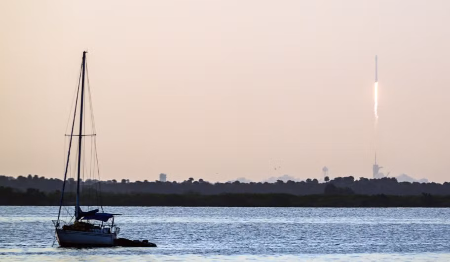 Một tên lửa của SpaceX đưa 53 vệ tinh Starlink lên quỹ đạo ngày 18/5/2022. (Ảnh: Reuters)