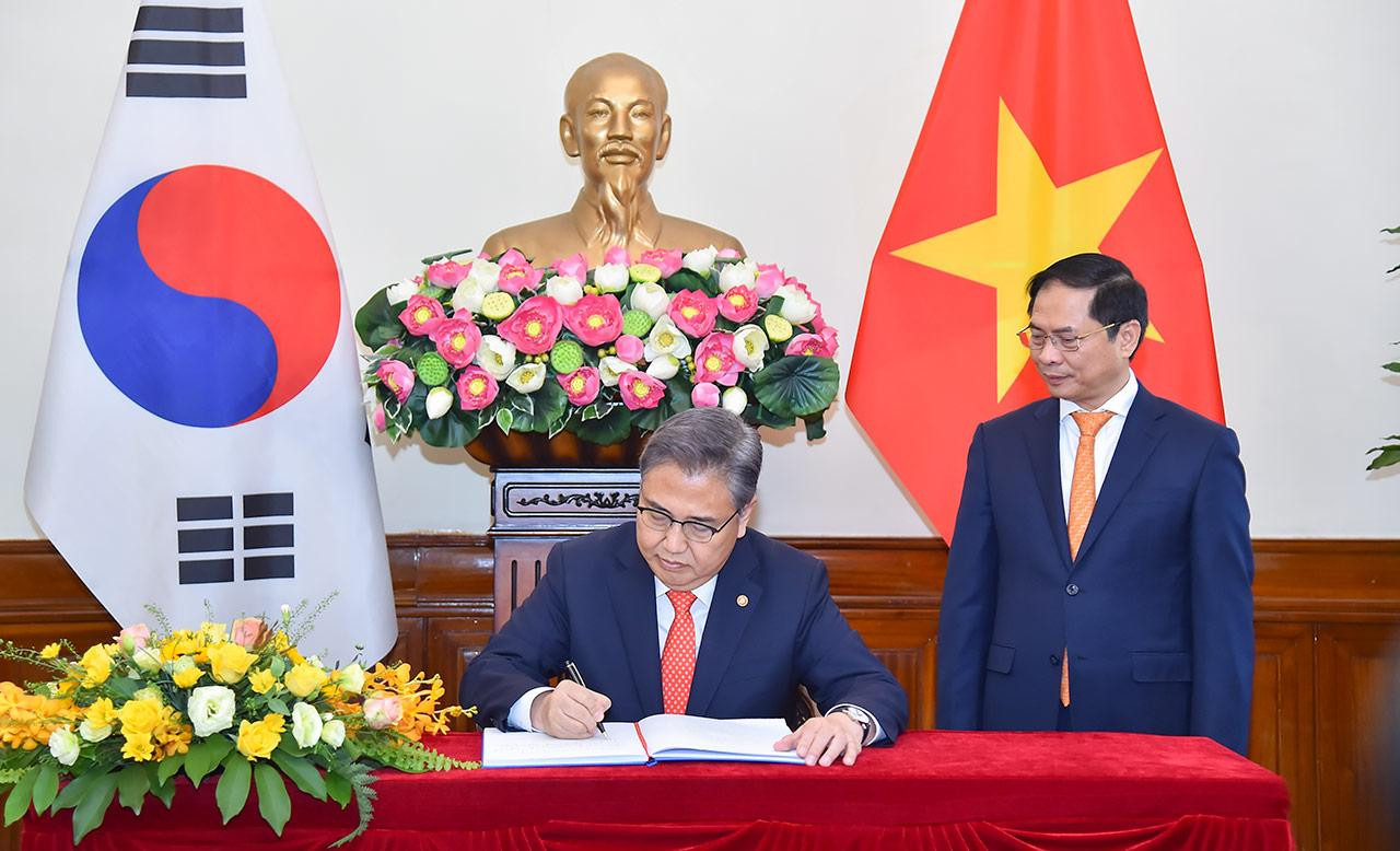 Bộ trưởng Bùi Thanh Sơn và Bộ trưởng Ngoại giao Hàn Quốc Park Jin . (Ảnh: Mofa)