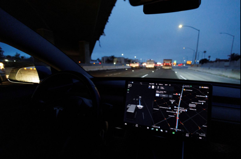 Hệ thống Autopilot của xe Tesla hỗ trợ điều khiển, nhưng người lái vẫn phải kiểm soát. Hệ thống Autopilot của xe Tesla hỗ trợ điều khiển, nhưng người lái vẫn phải kiểm soát.