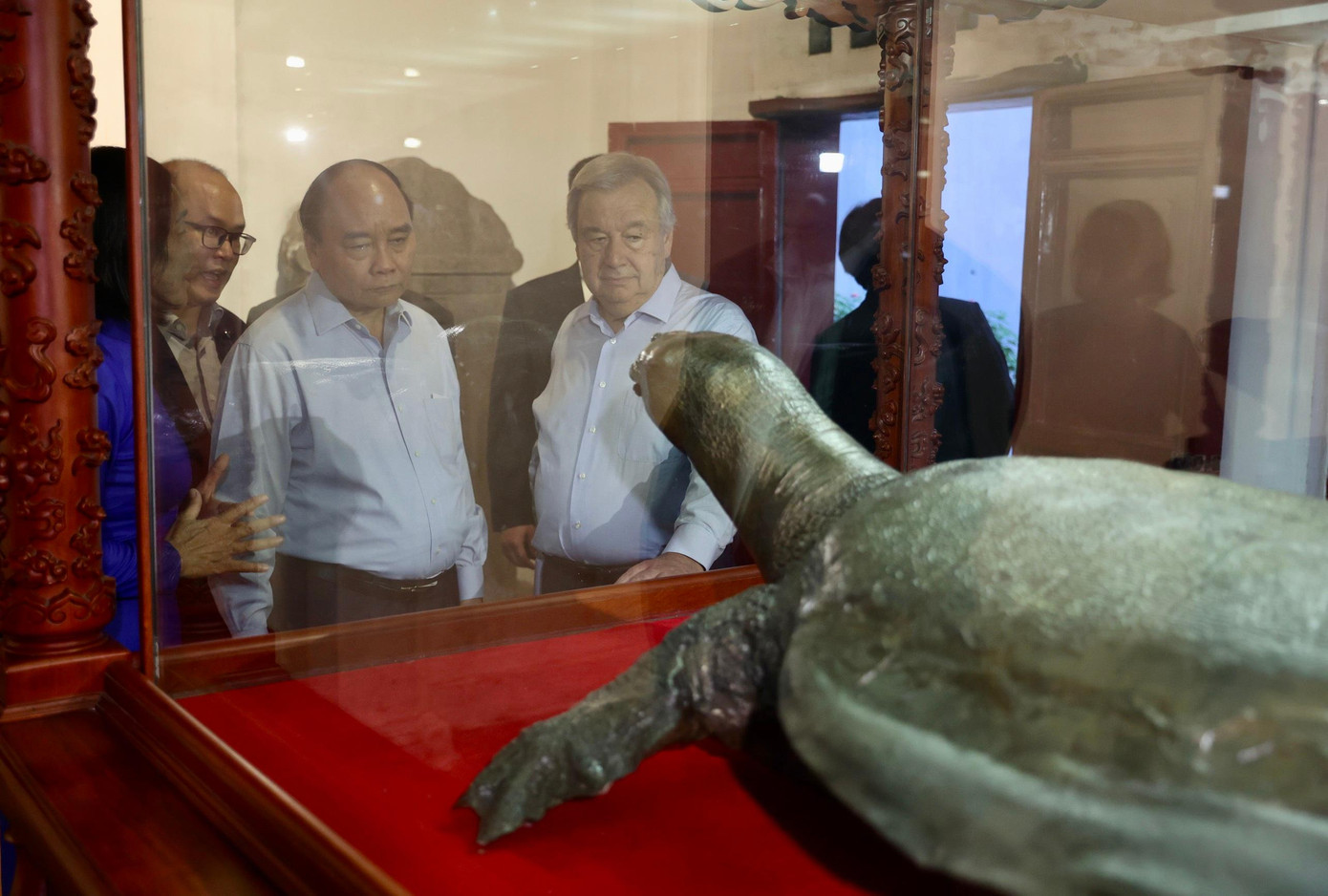 Chủ tịch nước Nguyễn Xuân Phúc giới thiệu với Tổng Thư ký LHQ Antonio Guterres về tiêu bản rùa Hoàn Kiếm trong đền Ngọc Sơn. (Ảnh: Như Ý)