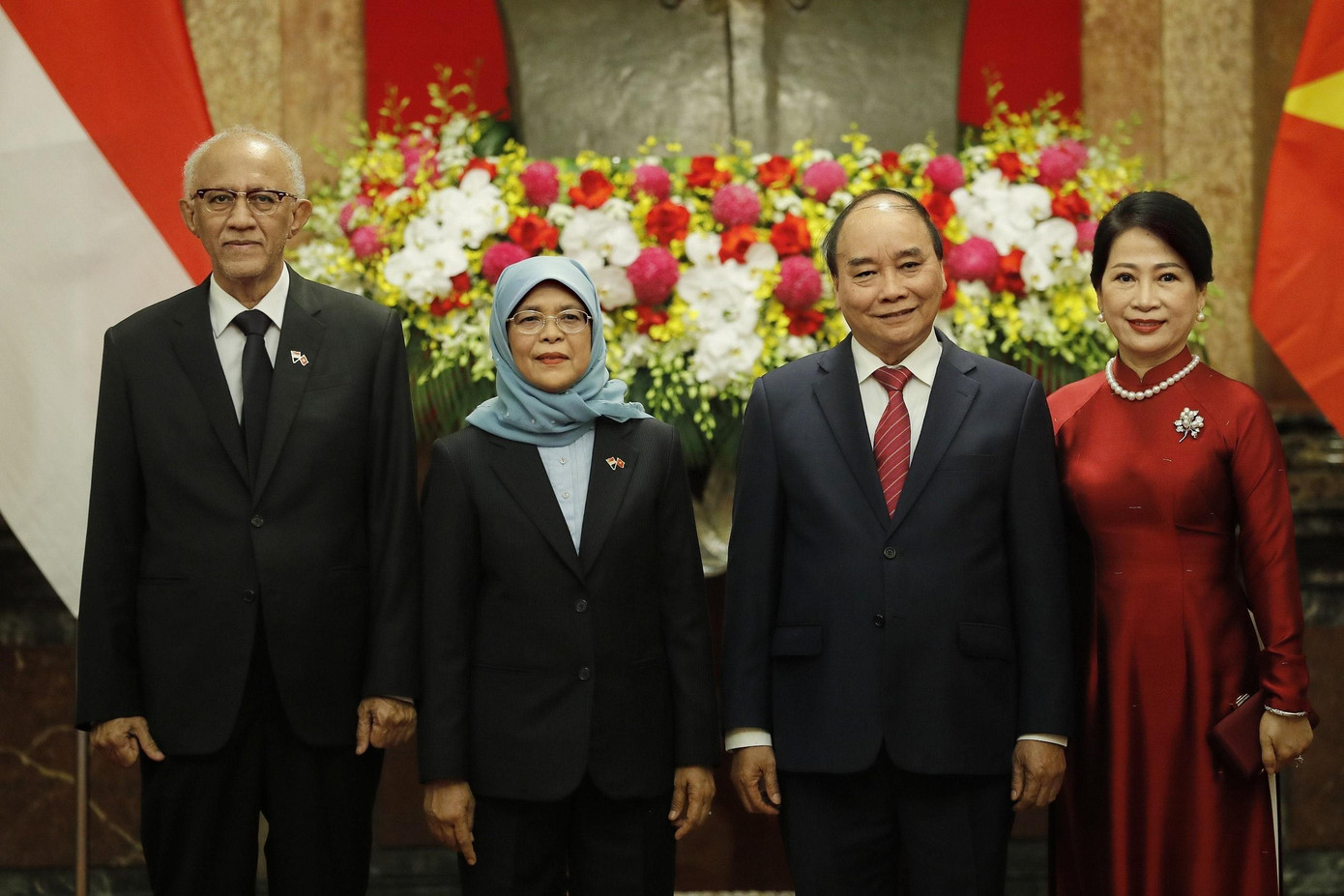 Chủ tịch nước Nguyễn Xuân Phúc và Phu nhân tiếp đón Tổng thống Singapore Halimah Yacob cùng Phu quân (Ảnh: Như Ý)