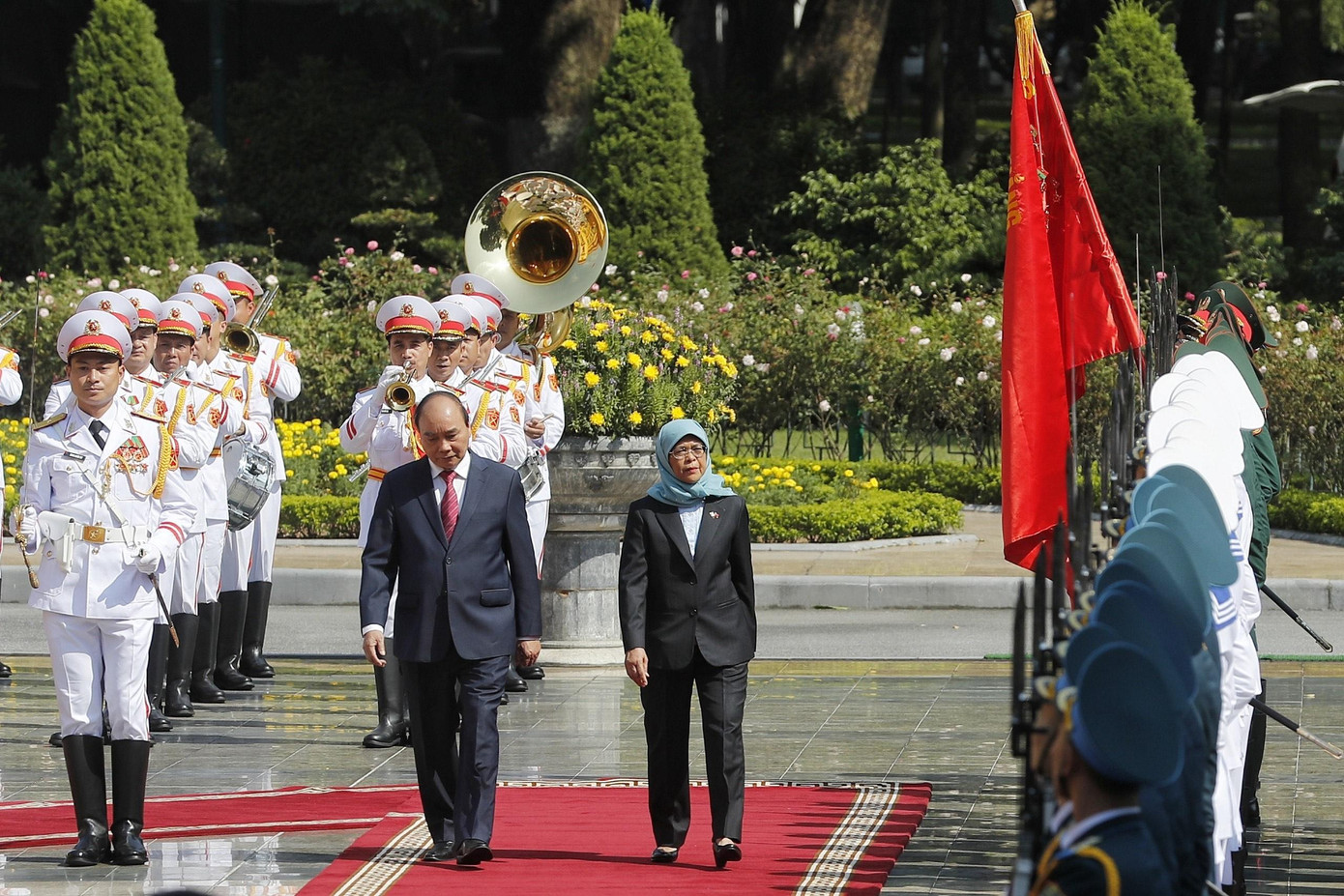Chủ tịch nước Nguyễn Xuân Phúc và Tổng thống Singapore Halimah Yacob trong lễ đón ngày 17/10. (Ảnh: Như Ý)