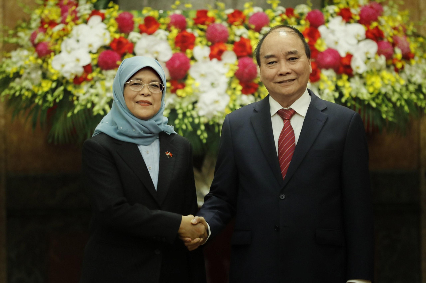 Chủ tịch nước Nguyễn Xuân Phúc và Tổng thống Singapore Halimah Yacob trong cuộc gặp ngày 17/10. (Ảnh: Như Ý)