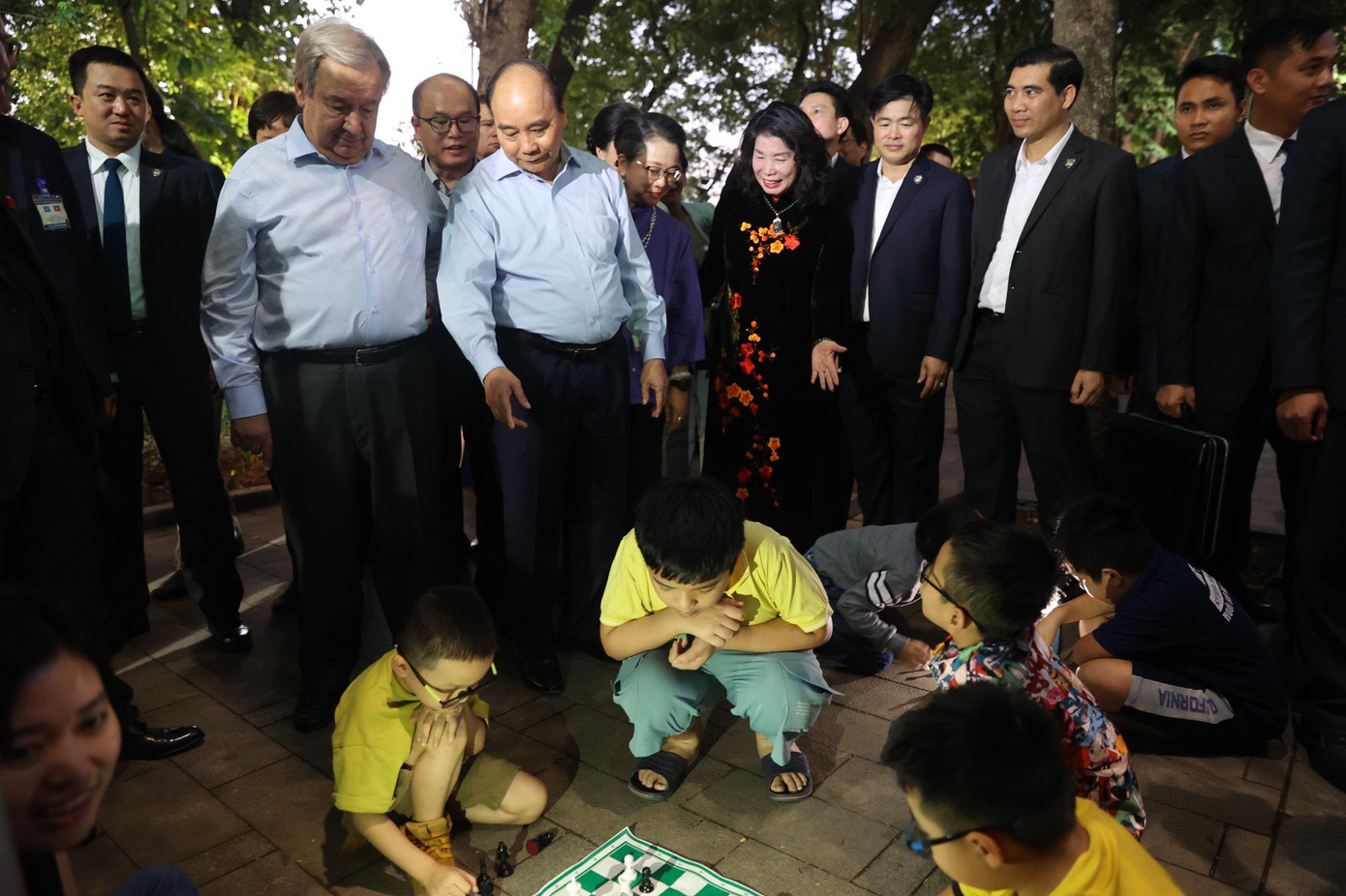 Chủ tịch nước Nguyễn Xuân Phúc giới thiệu với Tổng Thư ký LHQ Antonio Guterres về hoạt động đánh cờ của các cháu thiếu nhi Hà Nội ở hồ Hoàn Kiếm vào ngày cuối tuần. (Ảnh: Như Ý)