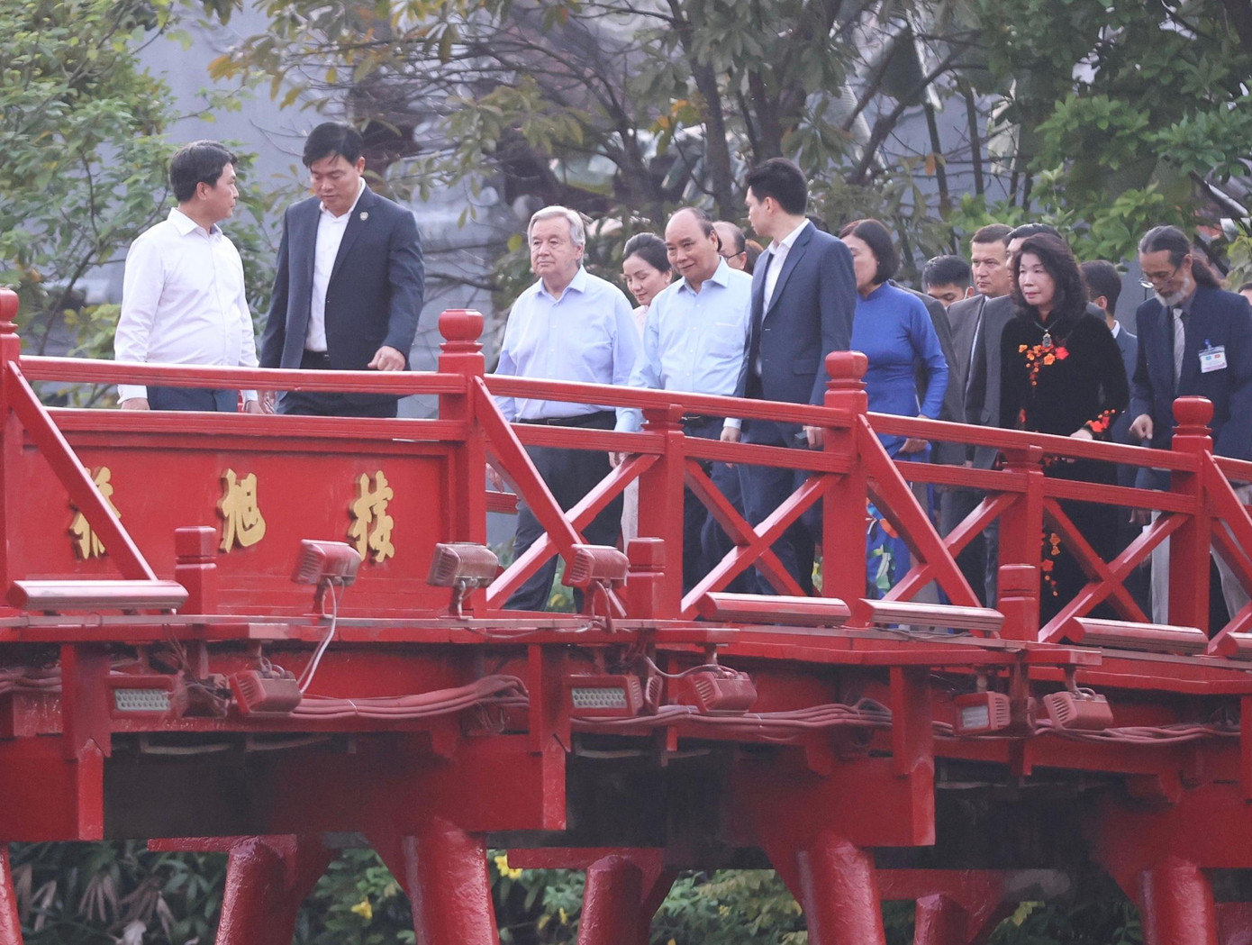 Chủ tịch nước Nguyễn Xuân Phúc và Tổng Thư ký LHQ Antonio Guterres đi qua cầu Thê Húc để vào đền Ngọc Sơn. (Ảnh: Như Ý)