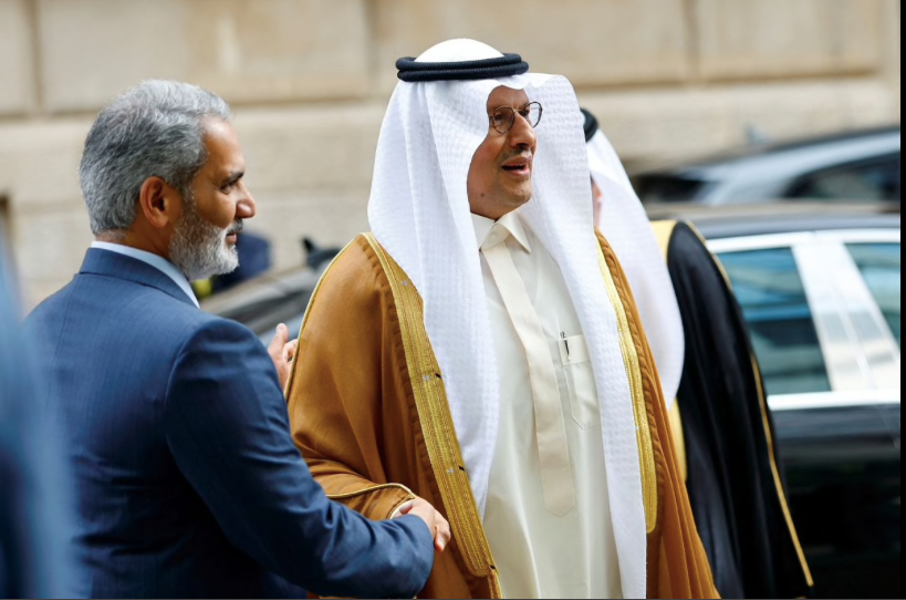 Bộ trưởng Năng lượng Ả-rập Xê-út Abdulaziz bin Salman và Tổng thư ký OPEC Haitham al-Ghais bắt tay trước cuộc họp của nhóm tại Vienna. (Ảnh: Reuters) Bộ trưởng Năng lượng Ả-rập Xê-út Abdulaziz bin Salman và Tổng thư ký OPEC Haitham al-Ghais bắt tay trước cuộc họp của nhóm tại Vienna. (Ảnh: Reuters)