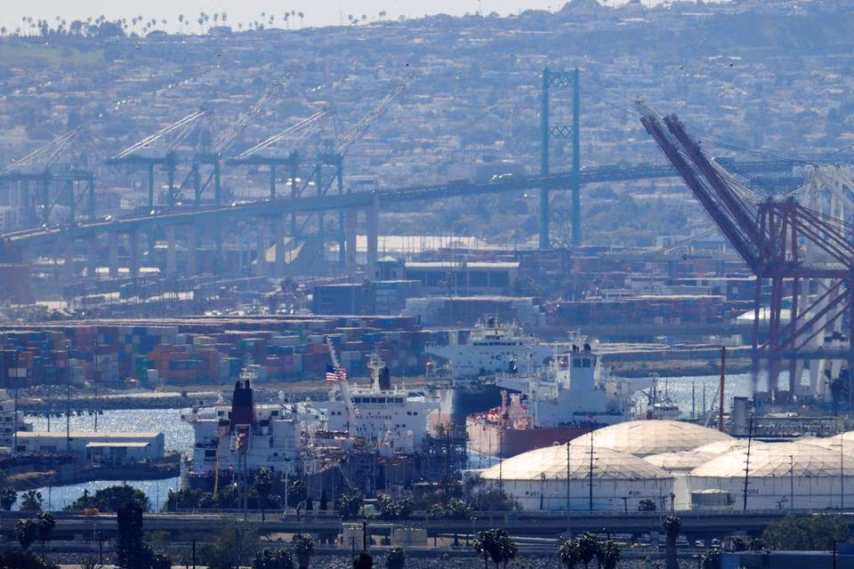 Các thùng chứa dầu thô tại cảng Long Beach, California, ngày 8/3. (Ảnh: Reuters)