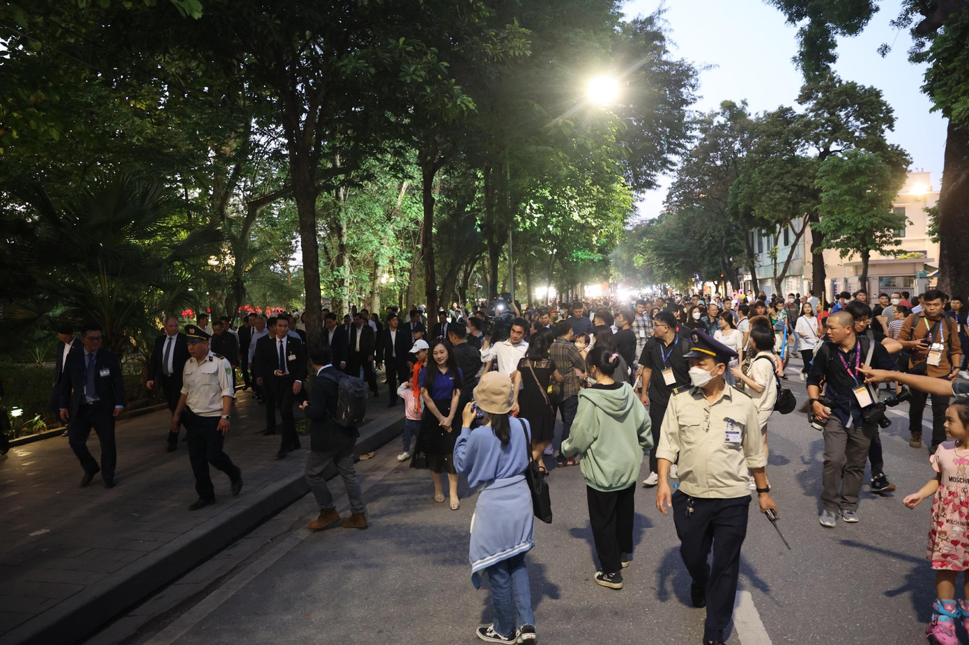 Sự xuất hiện của Chủ tịch nước Nguyễn Xuân Phúc và Tổng Thư ký LHQ Antonio Guterres thu hút sự chú ý lớn của người dân trên tuyến phố đi bộ. (Ảnh: Như Ý)