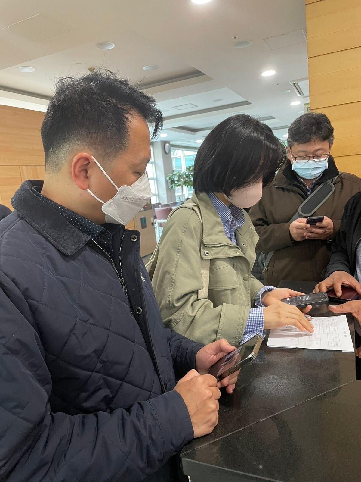 Các cán bộ làm việc cơ quan chức năng Hàn Quốc về việc hỗ trợ các nạn nhân. (Ảnh: Mofa) Các cán bộ làm việc cơ quan chức năng Hàn Quốc về việc hỗ trợ các nạn nhân. (Ảnh: Mofa)