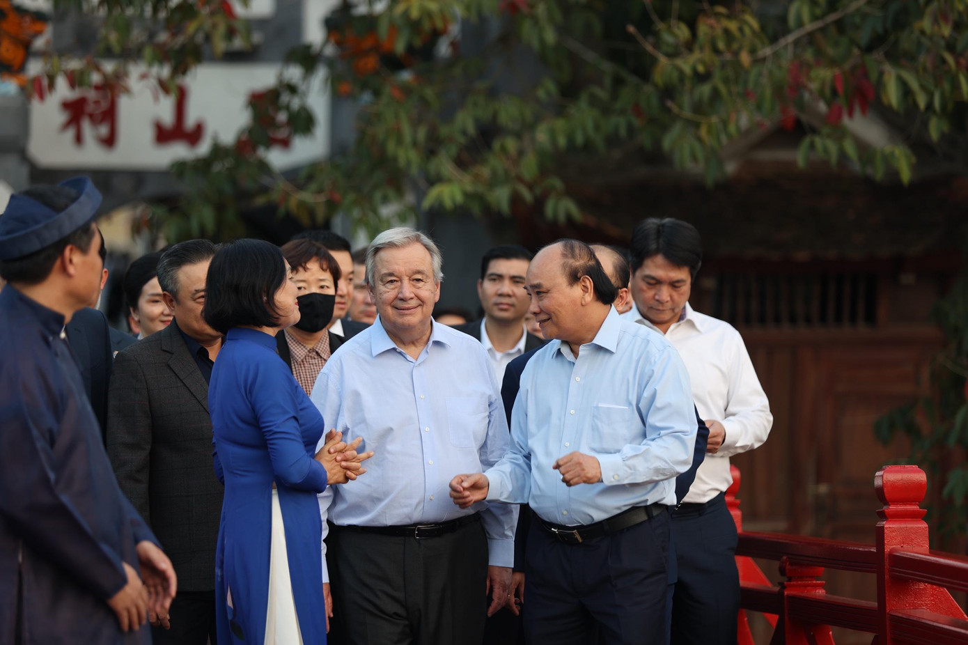 Chủ tịch nước Nguyễn Xuân Phúc giới thiệu với Tổng Thư ký LHQ Antonio Guterres về cảnh đẹp và ý nghĩa của các công trình mang tính biểu tượng của Hà Nội. (Ảnh: Như Ý)