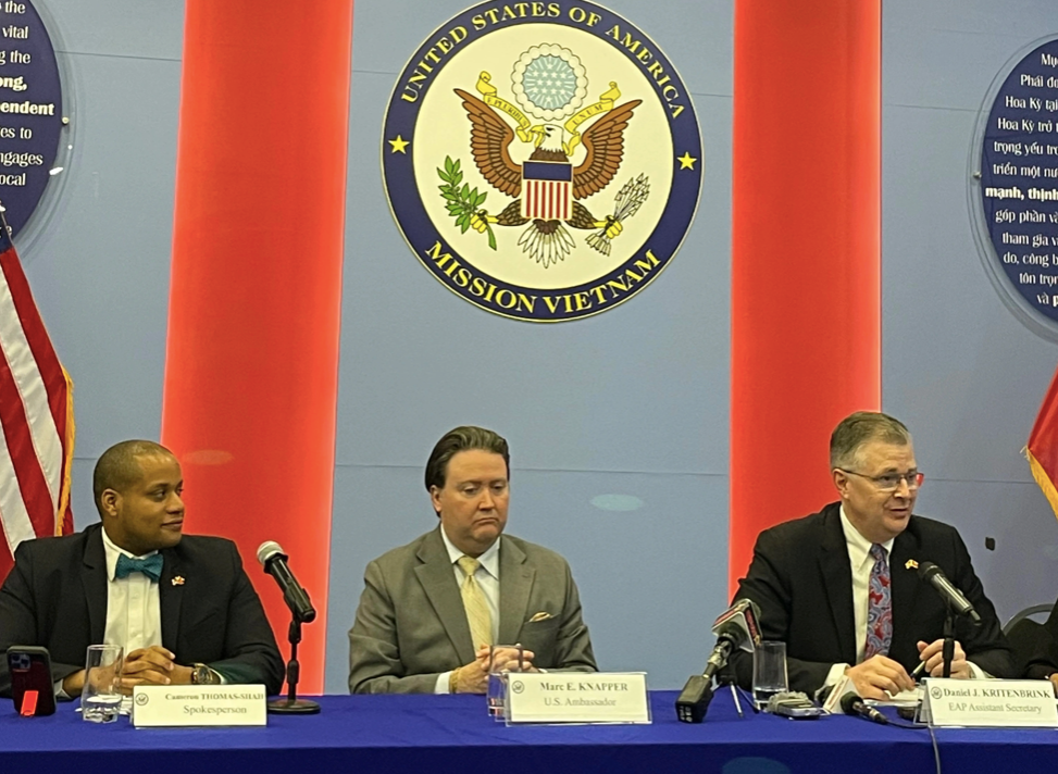 Trợ lý Ngoại trưởng Mỹ Daniel Kritenbrink (phải) và Đại sứ Mỹ Marc Knapper trong cuộc họp báo ngày 12/10 Trợ lý Ngoại trưởng Mỹ Daniel Kritenbrink (phải) và Đại sứ Mỹ Marc Knapper trong cuộc họp báo ngày 12/10