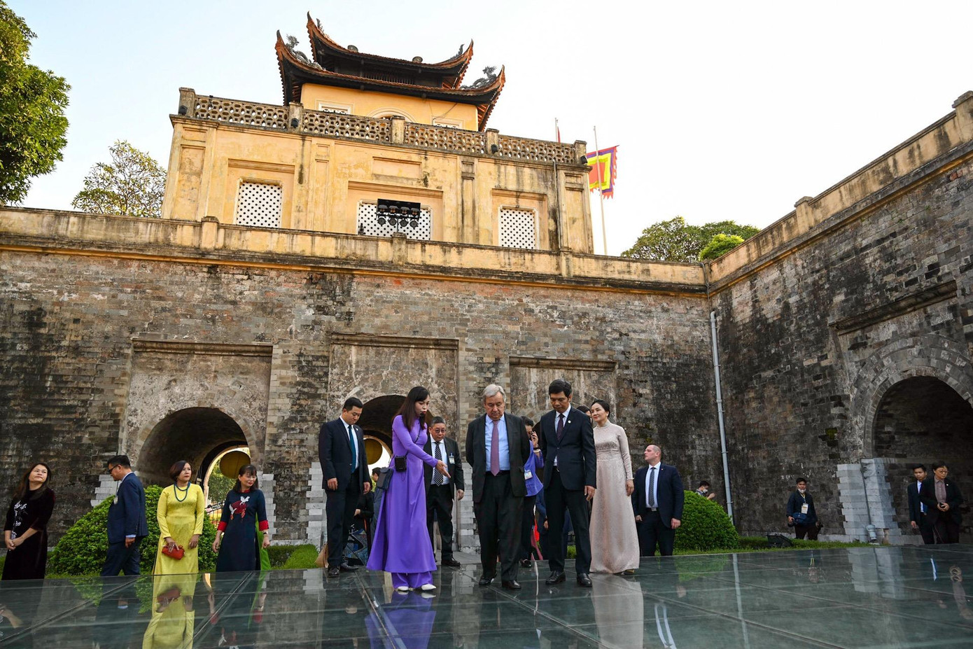 Tổng Thư ký LHQ Antonio Guterres thăm Hoàng Thành Thăng Long. (Ảnh: Như Ý)