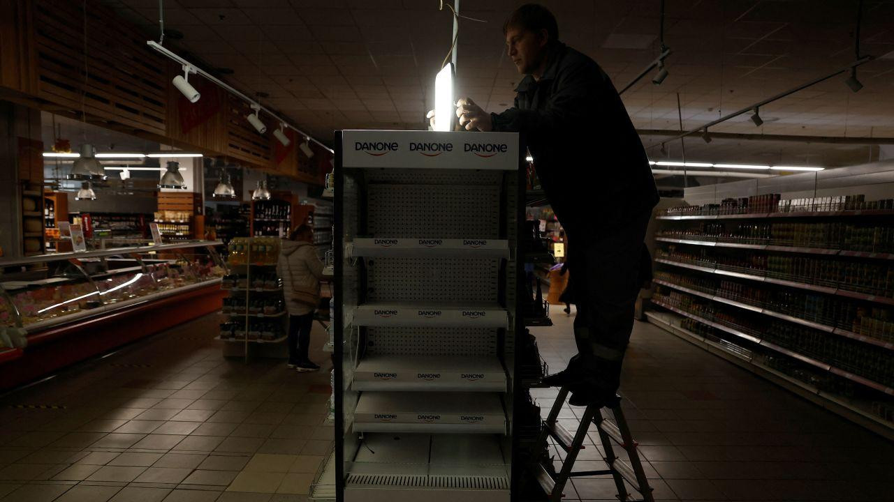 Nhiều người dân Ukraine đang sống trong cảnh thiếu điện. (Ảnh: CNN)