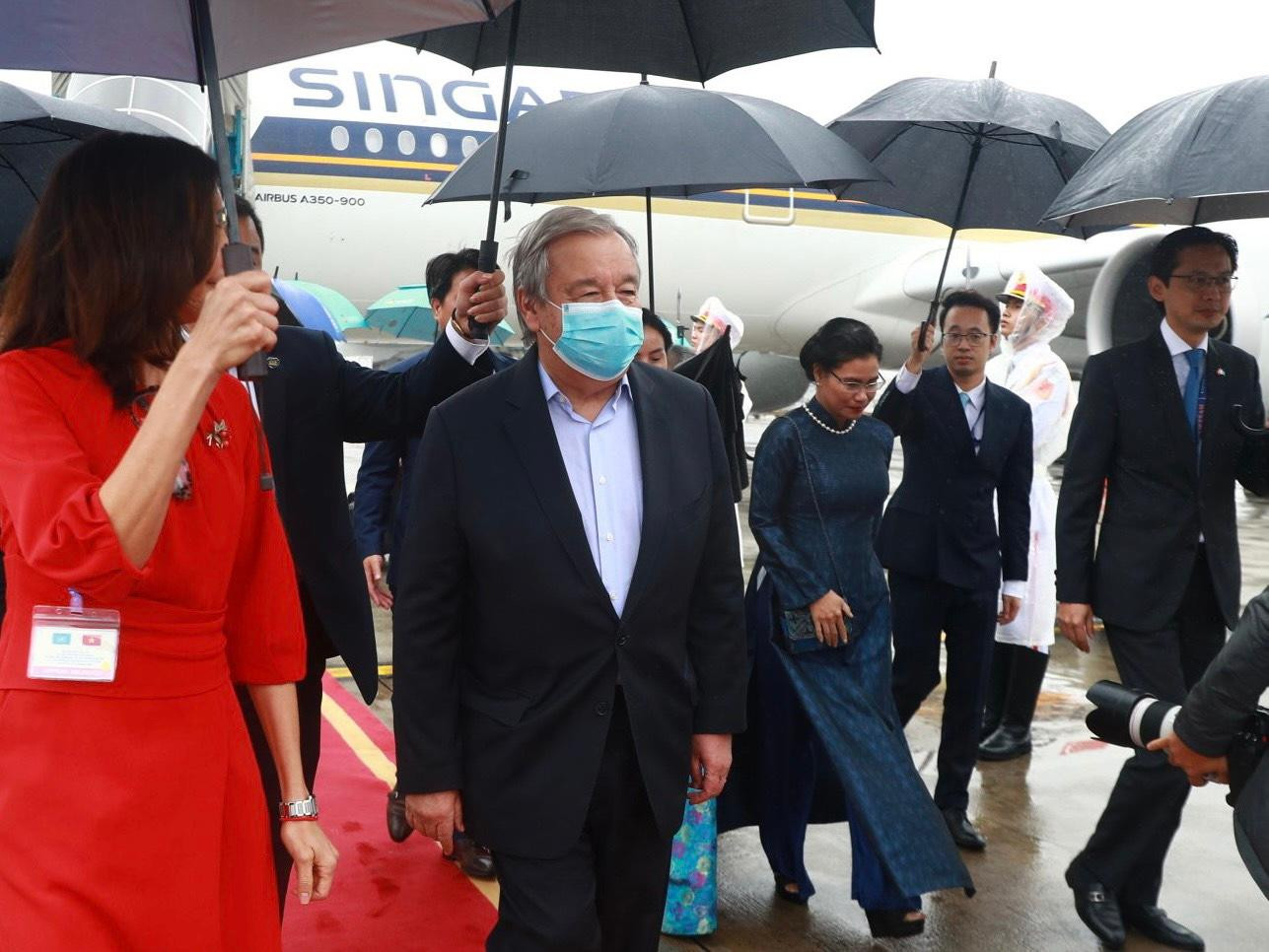 Tổng thư ký Liên Hợp Quốc Antonio Guterres đến sân bay Nội Bài ngày 21/10. (Ảnh: Như Ý) Tổng thư ký Liên Hợp Quốc Antonio Guterres đến sân bay Nội Bài ngày 21/10. (Ảnh: Như Ý)