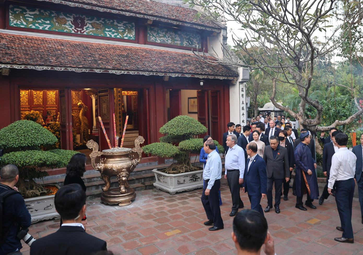 Hai nhà lãnh đạo vào thắp hương tại đền Ngọc Sơn. (Ảnh: Như Ý)