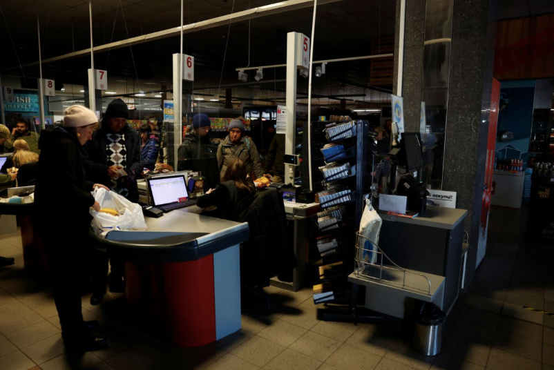 Nhiều thành phố của Ukraine đang bị mất điện vì hạ tầng bị phá huỷ. (Ảnh: Reuters)