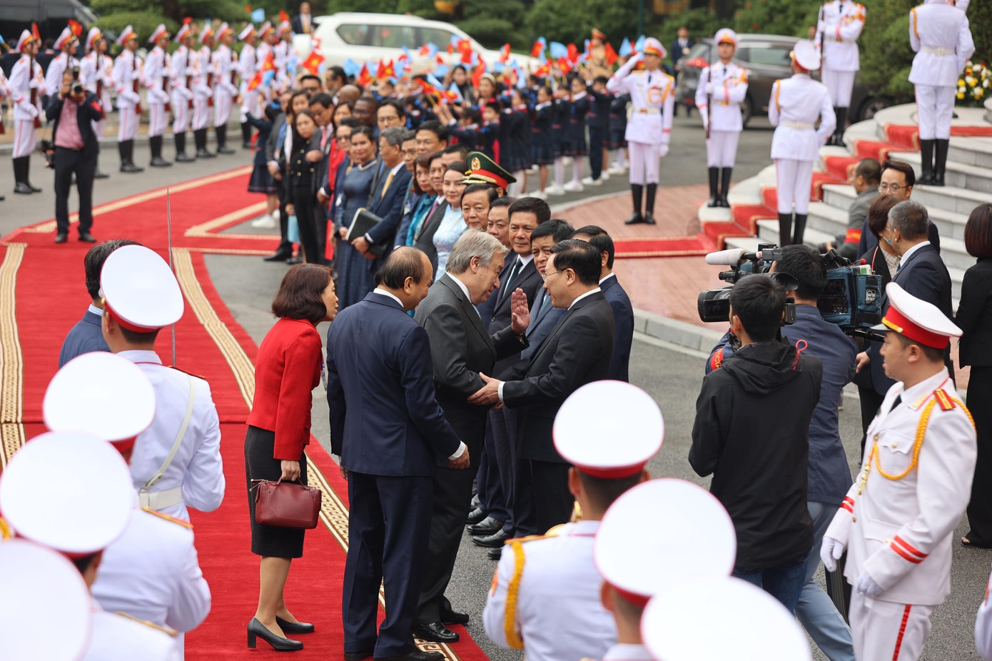 Chủ tịch nước Nguyễn Xuân Phúc giới thiệu với Tổng Thư ký các quan chức cấp cao của Việt Nam tại lễ đón. (Ảnh: Như Ý) Chủ tịch nước Nguyễn Xuân Phúc giới thiệu với Tổng Thư ký các quan chức cấp cao của Việt Nam tại lễ đón. (Ảnh: Như Ý)