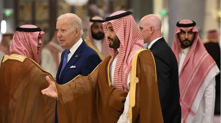 Thái tử kế vị Ả-rập xê-út Mohammed bin Salman tiếp đón Tổng thống Mỹ Joe Biden trong chuyến thăm hồi tháng 7. (Ảnh: Getty) Thái tử kế vị Ả-rập xê-út Mohammed bin Salman tiếp đón Tổng thống Mỹ Joe Biden trong chuyến thăm hồi tháng 7. (Ảnh: Getty)