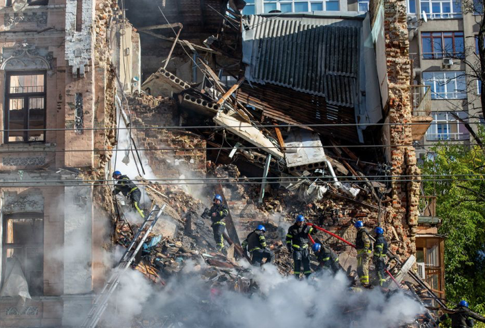 Một toà dân cư ở Kiev bị đánh sập một phần ngày 17/10. (Ảnh: Getty) Một toà dân cư ở Kiev bị đánh sập một phần ngày 17/10. (Ảnh: Getty)