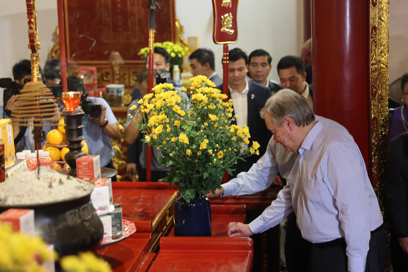 Chủ tịch nước Nguyễn Xuân Phúc giới thiệu với Tổng Thư ký Liên Hợp Quốc Antonio Guterres về tục bỏ tiền vào hòm công đức. (Ảnh: Như Ý)