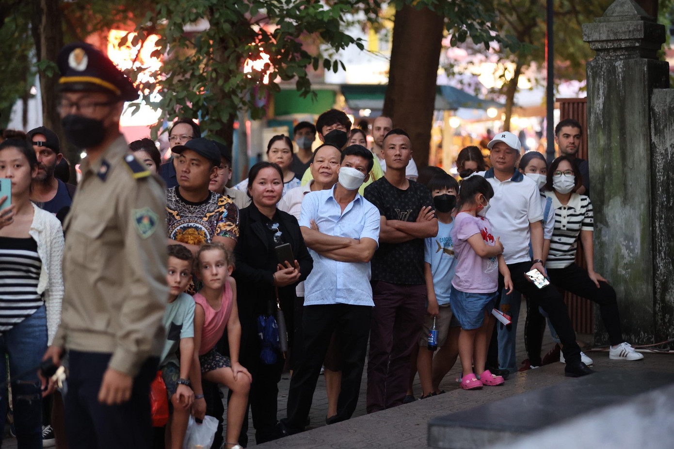 Rất đông người dân đứng lại để theo dõi hoạt động của hai nhà lãnh đạo. (Ảnh: Như Ý)