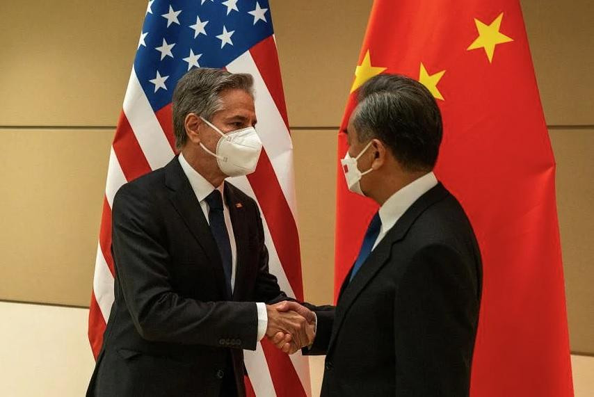 Ngoại trưởng Mỹ Antony Blinken (trái) và người đồng cấp Trung Quốc Vương Nghị gặp nhau bên lề kỳ họp của Liên Hợp Quốc ngày 23/9. (Ảnh: Reuters)
