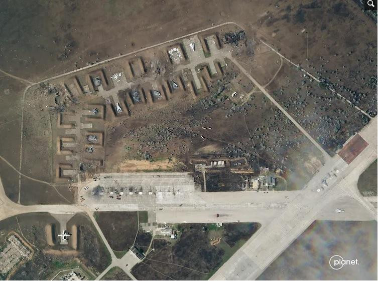 Một ảnh vệ tinh do Planet Labs chụp ngày 10/8 cho thấy thiệt hại của Nga ở Crimea sau khi bị tấn công Một ảnh vệ tinh do Planet Labs chụp ngày 10/8 cho thấy thiệt hại của Nga ở Crimea sau khi bị tấn công