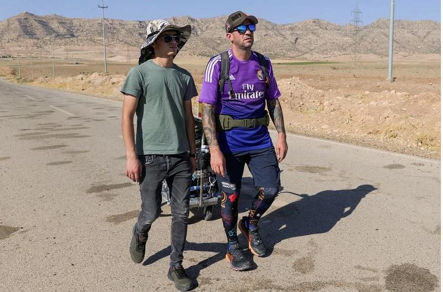 Anh Santiago Sanchez (phải) khi đang đi bộ hồi tháng 8. (Ảnh: Reuters)