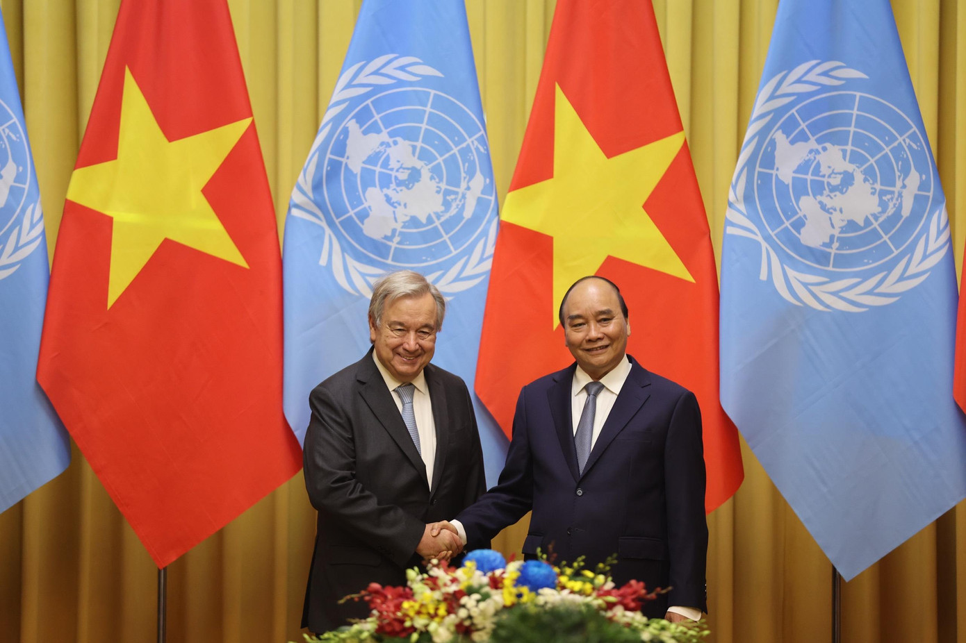 Chủ tịch nước Nguyễn Xuân Phúc và Tổng thư ký LHQ António Guterres chụp ảnh chung trước hội đàm ngày 21/10. (Ảnh: Như Ý)