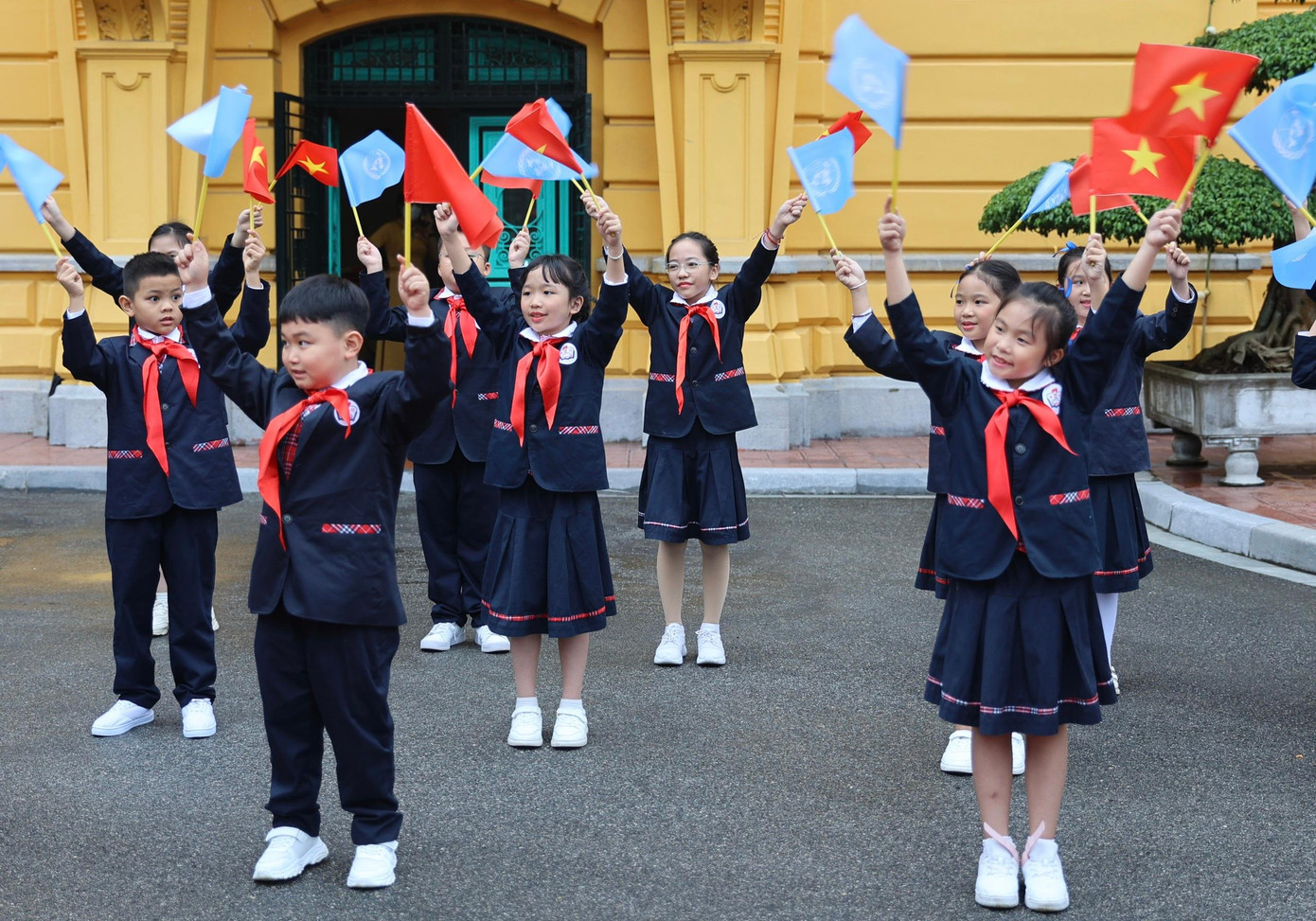 Các em thiếu nhi Hà Nội tham gia lễ đón Tổng Thư ký LHQ Antonio Guterres ngày 21/10. (Ảnh: Như Ý) Các em thiếu nhi Hà Nội tham gia lễ đón Tổng Thư ký LHQ Antonio Guterres ngày 21/10. (Ảnh: Như Ý)