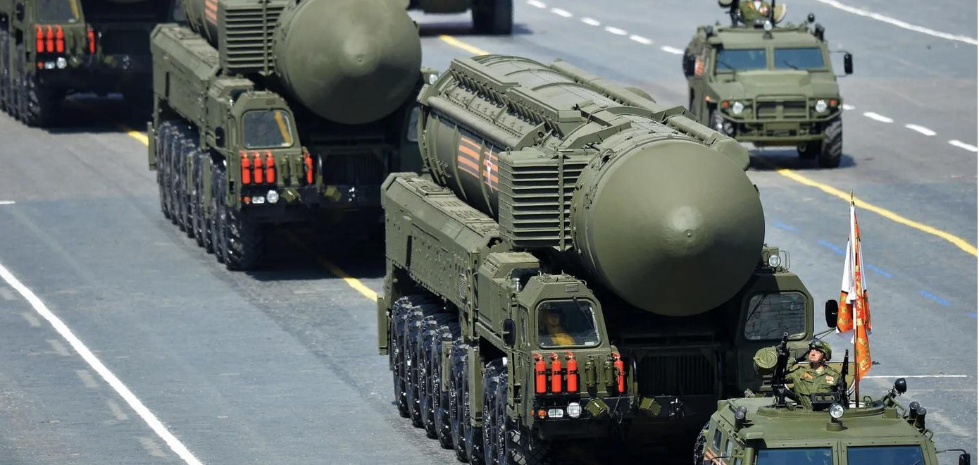 Hệ thống tên lửa đạn đạo liên lục địa Yars RS-24 của Nga tham gia cuộc diễu binh Ngày chiến thắng ở Mátxcơva năm 2015 Hệ thống tên lửa đạn đạo liên lục địa Yars RS-24 của Nga tham gia cuộc diễu binh Ngày chiến thắng ở Mátxcơva năm 2015