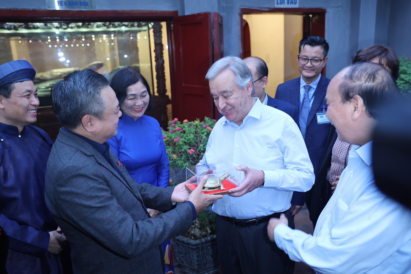 Tổng Thư ký LHQ Antonio Guterres được lãnh đạo Hà Nội tặng mô hình rùa Hoàn Kiếm. (Ảnh: Như Ý)