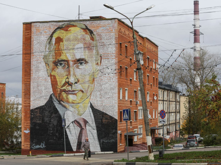 Một toà nhà ở Mátxcơva vẽ chân dung Tổng thống Nga Vladimir Putin ngày 6/10. (Ảnh: Reuters)