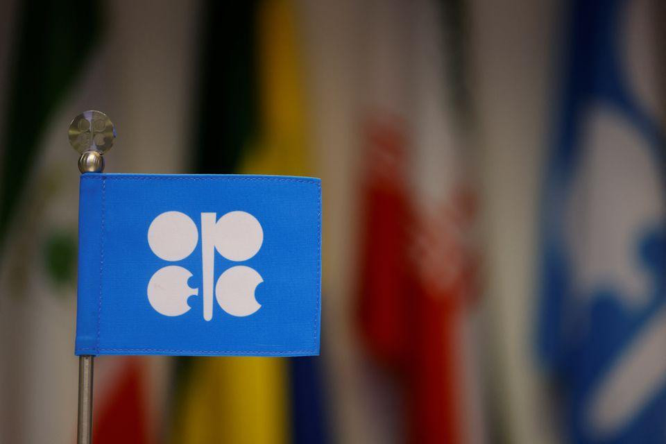 Cờ của OPEC được treo ở Vienna ngày 5/10. (Ảnh: Reuters)